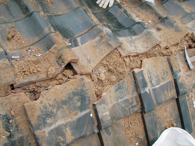 日進市で倒壊しかけた棟瓦の積み直し工事を実施、漆喰を盛り施工を完了していく様子を紹介